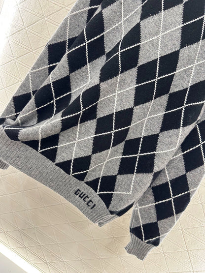 G 25 Diamond jacquard long knit cardigan.