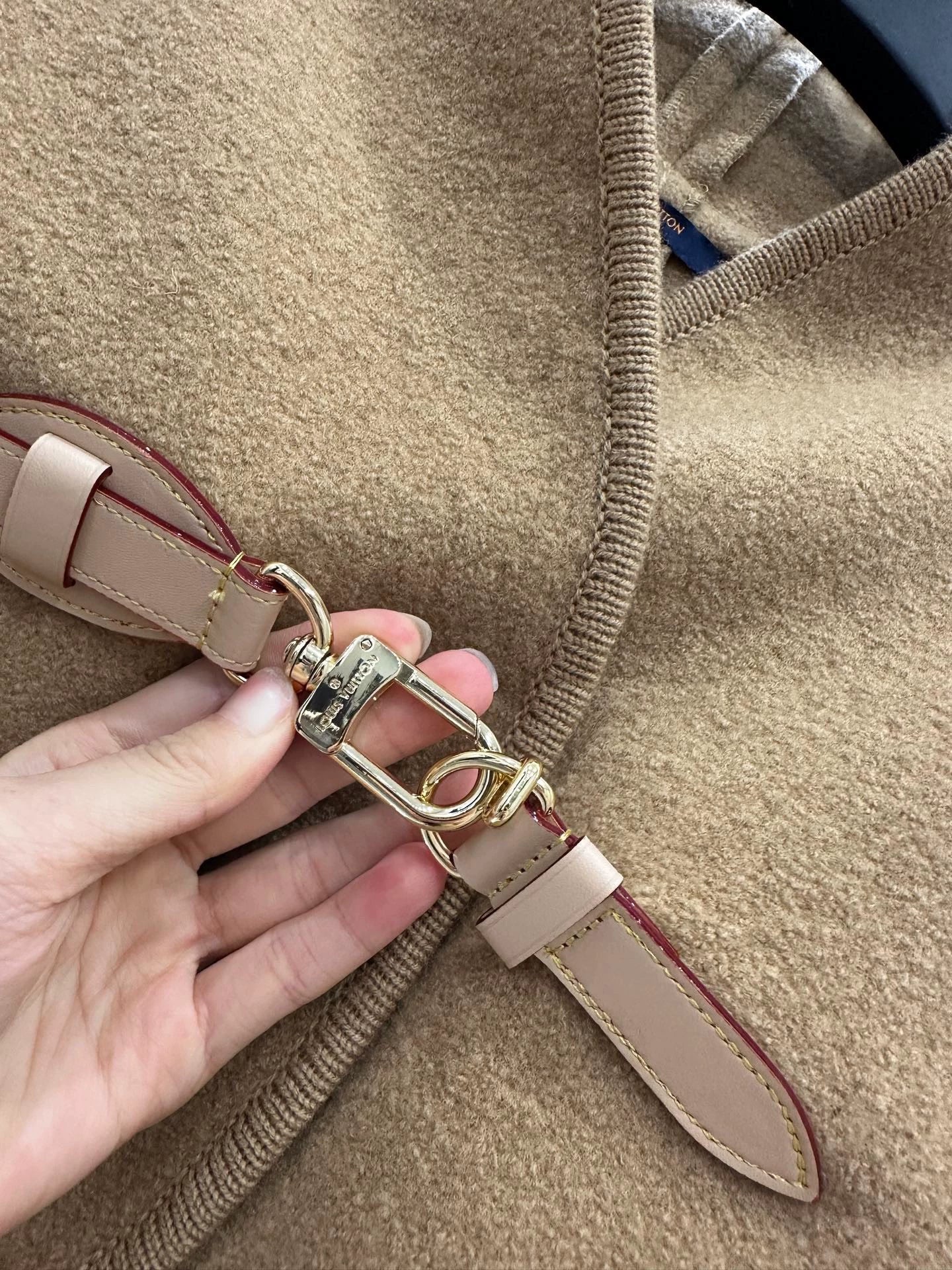 L 25 Buckled double-sided cape coat