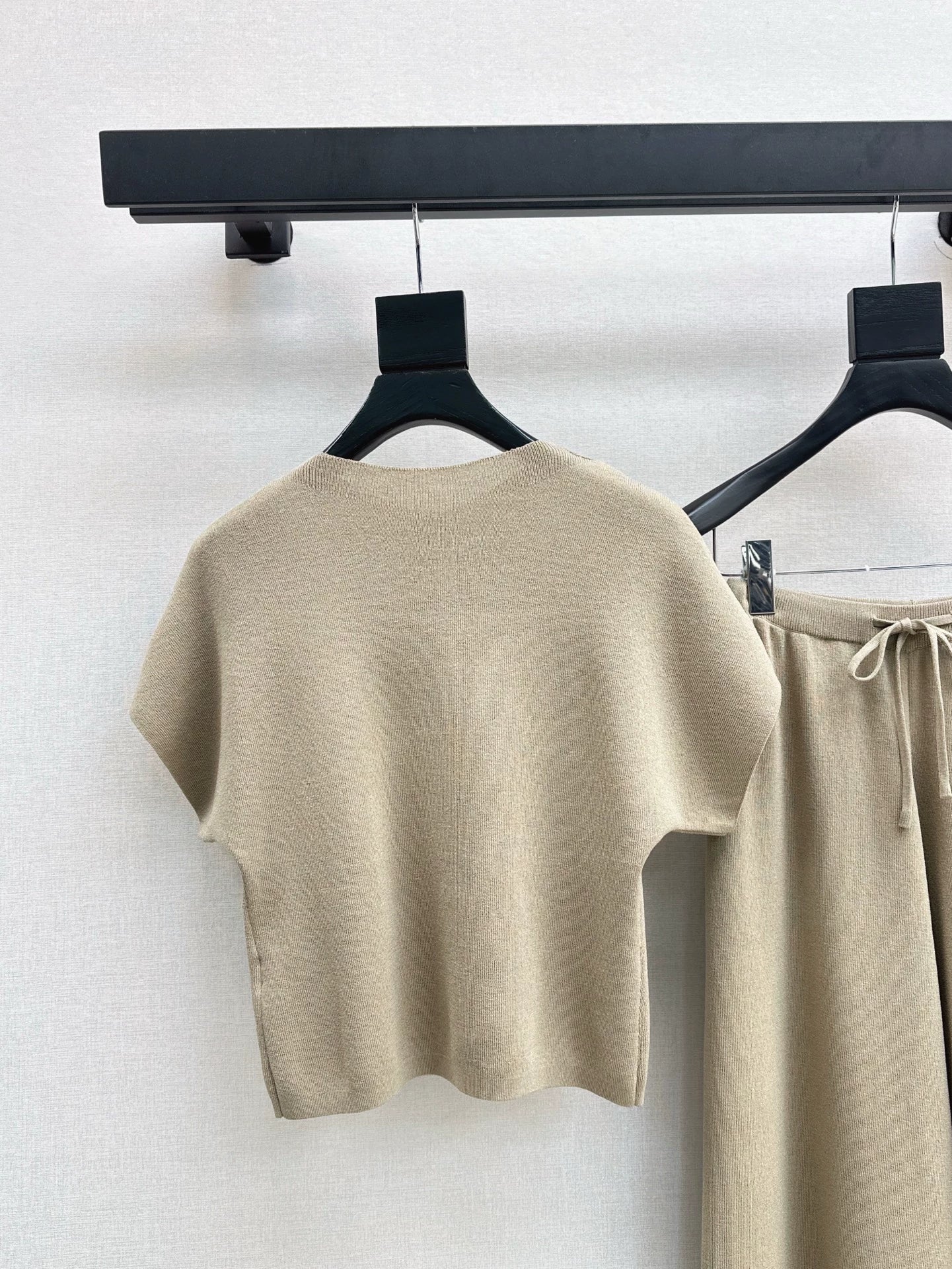 Lor 25 Frühling/Sommer Neuer High-End-Strickanzug im minimalistischen Stil 