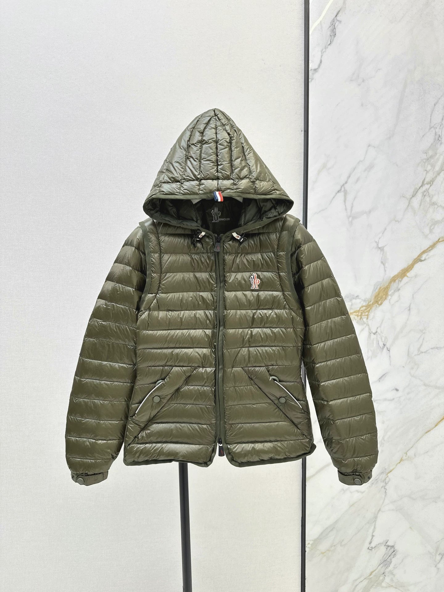 Mon 25fw New lightweight down jacket with detachable sleeves.