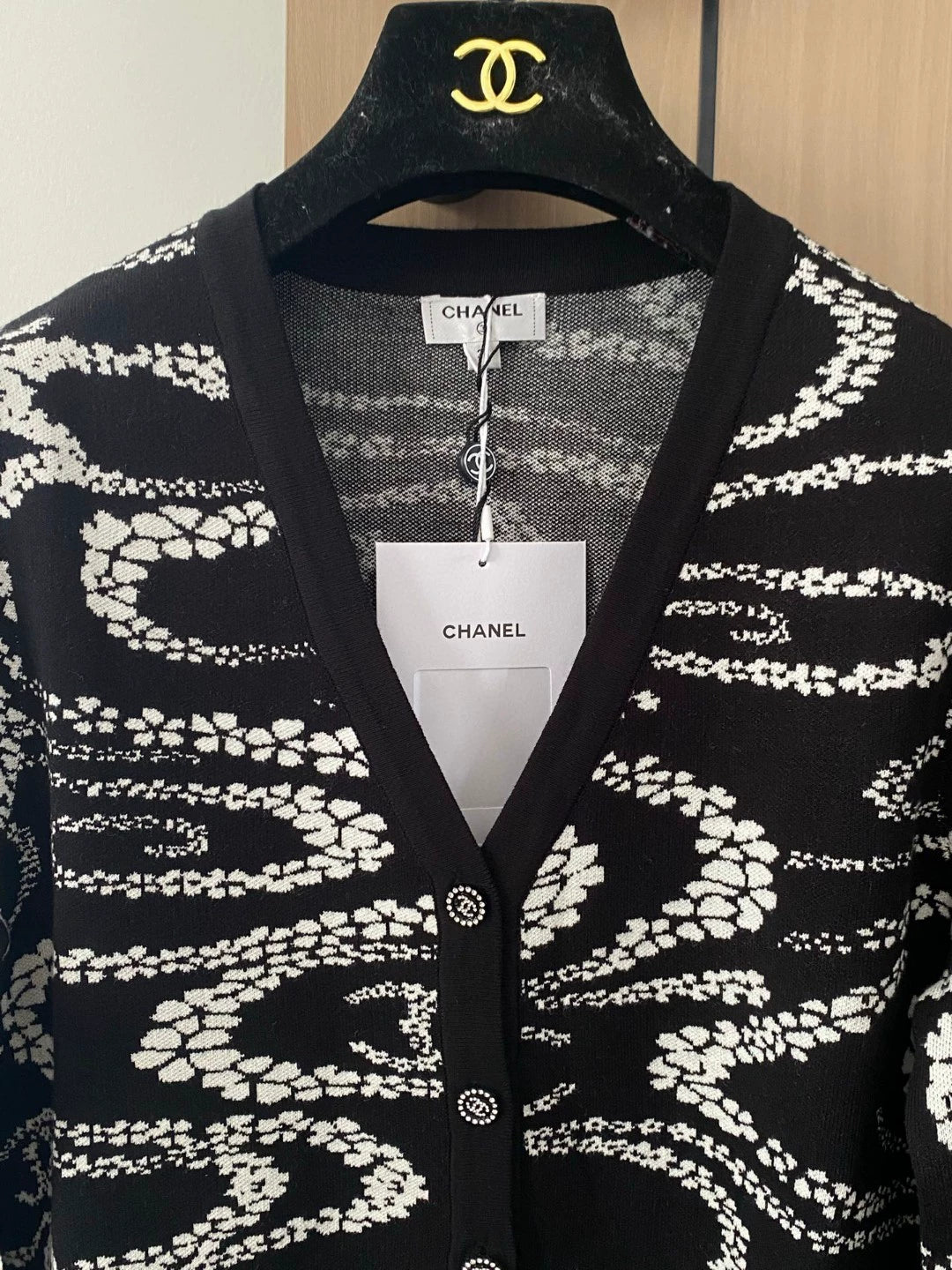 C 25 neue Strickjacke mit Blütenmuster und Rundhalsausschnitt 