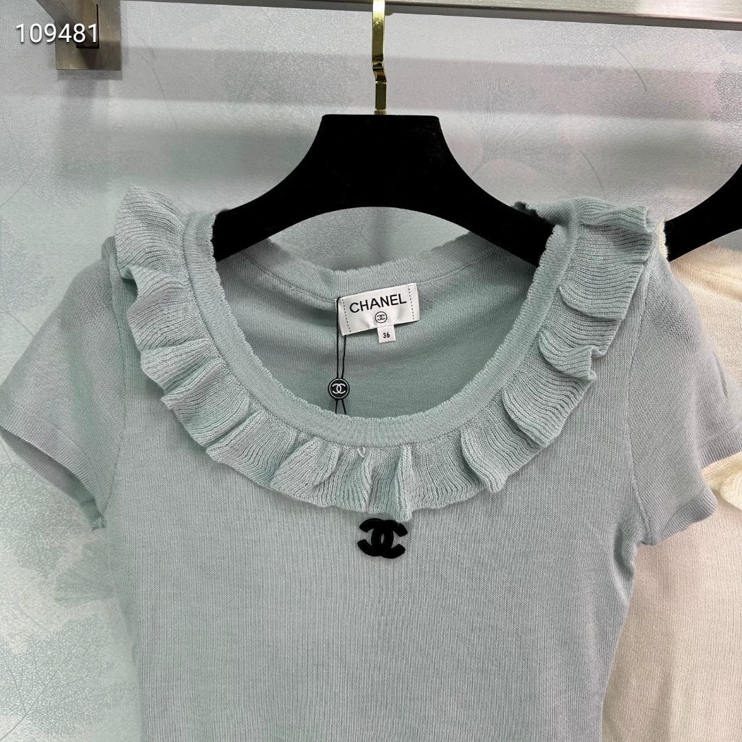 C 25 Crew neckline and short sleeves in a slimming knit.