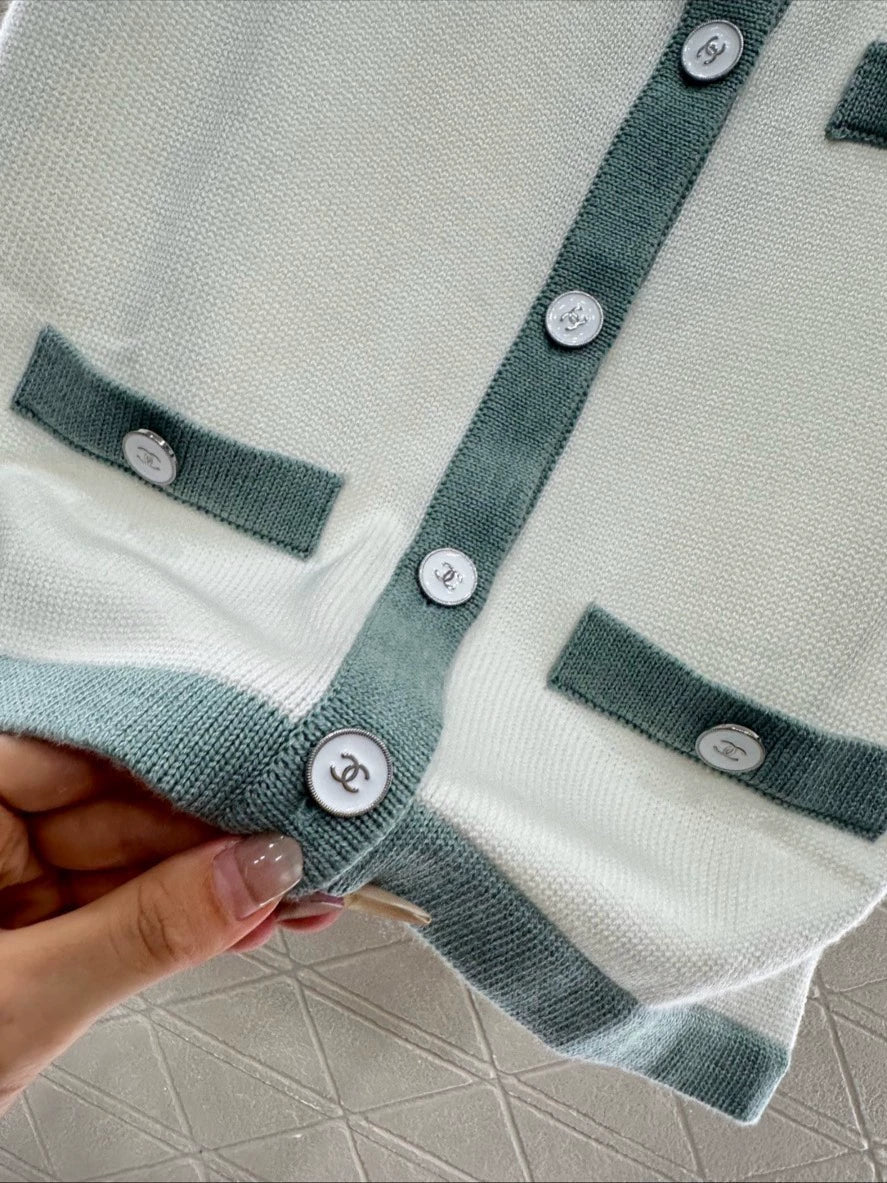 2025 New Color-blocked Round Neck Button Knitted Vest