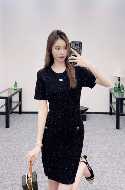 C 25 Simple black knitted short-sleeved dress.