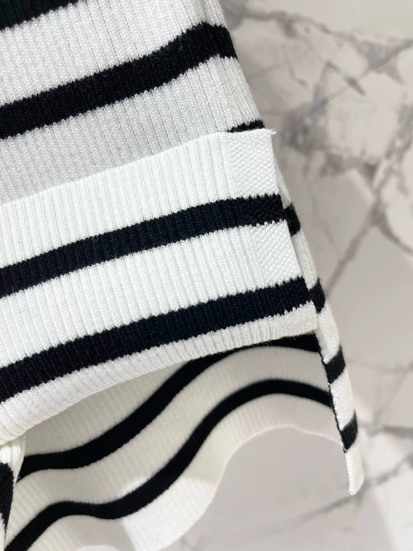 D 25 New Clashing Stripes Lapel Long Sleeve Knit Sweater
