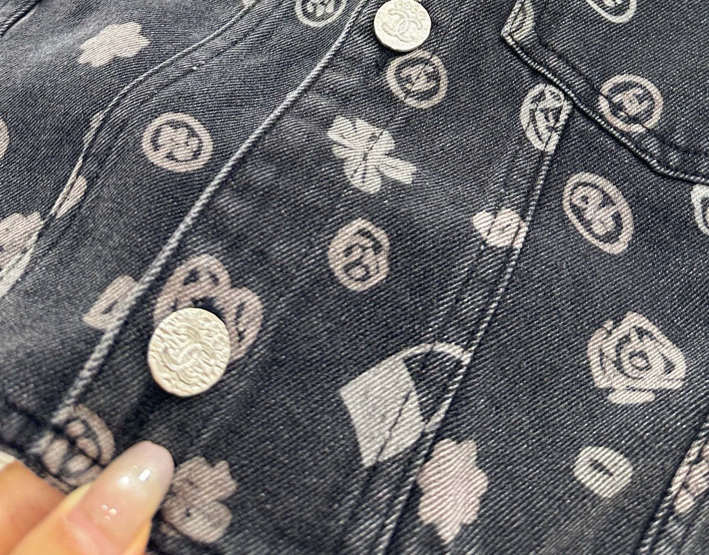 C 25 Jeansjacke mit Laserdruck 