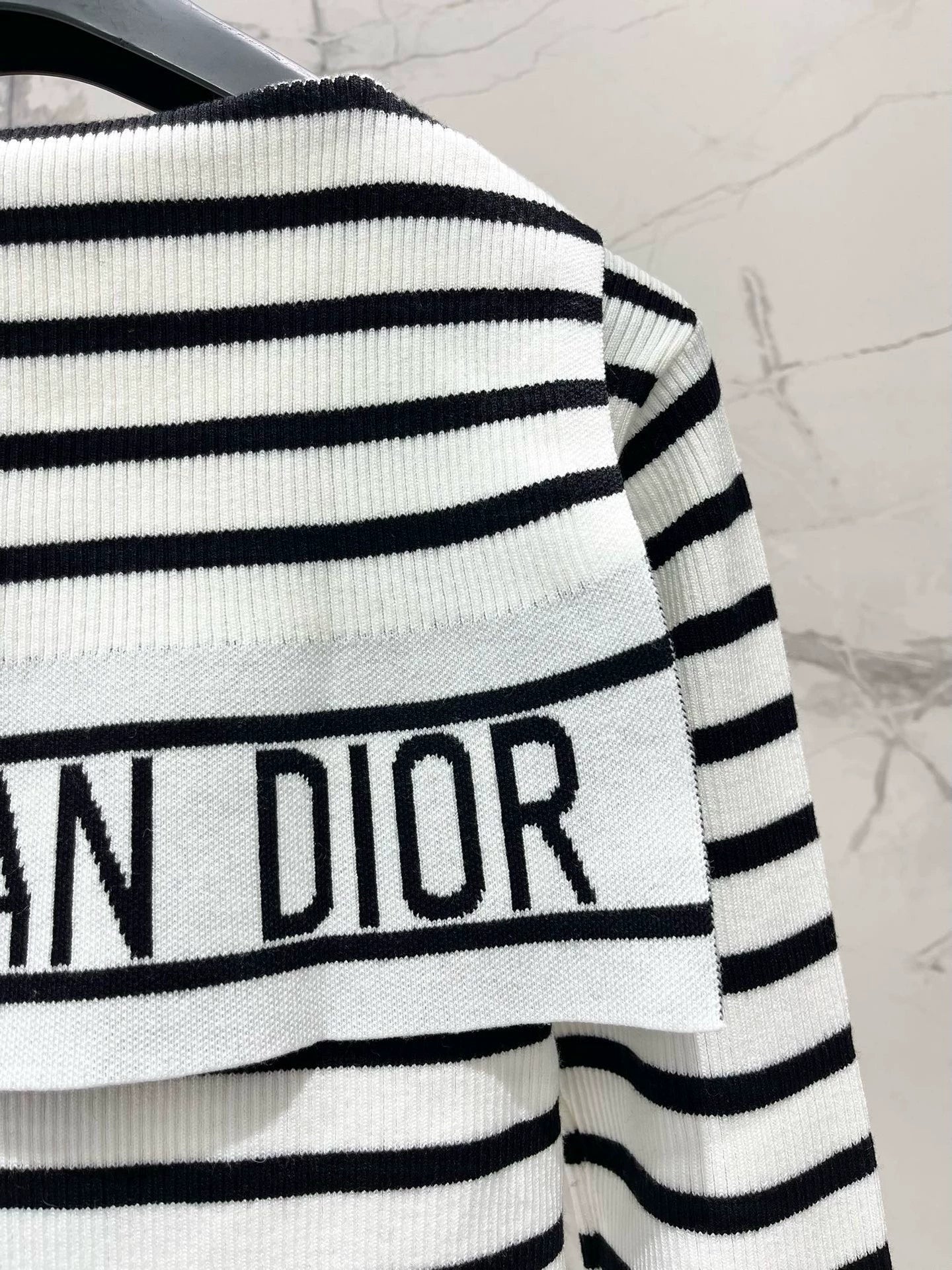 D 25 New Clashing Stripes Lapel Long Sleeve Knit Sweater