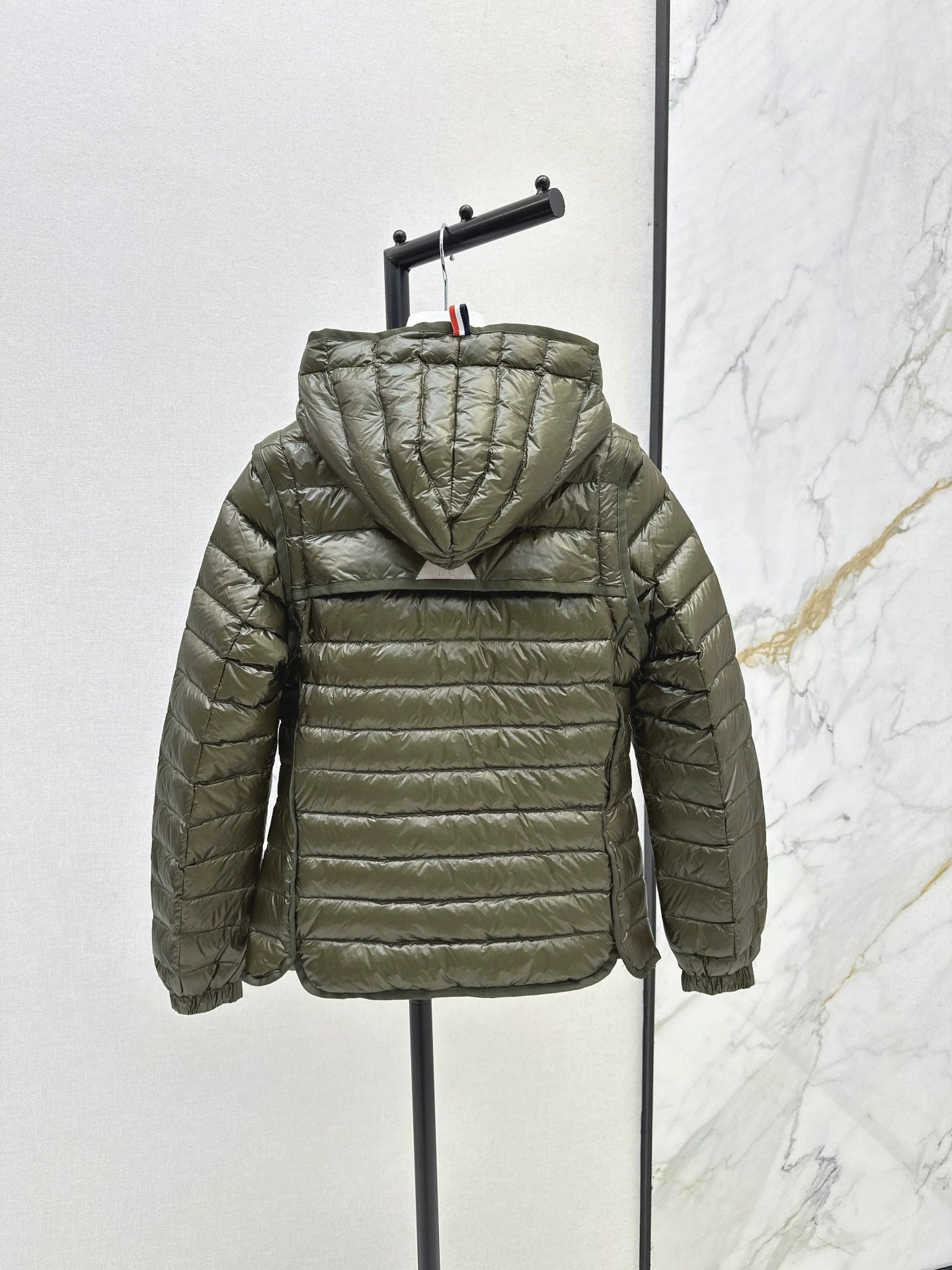 Mon 25fw New lightweight down jacket with detachable sleeves.