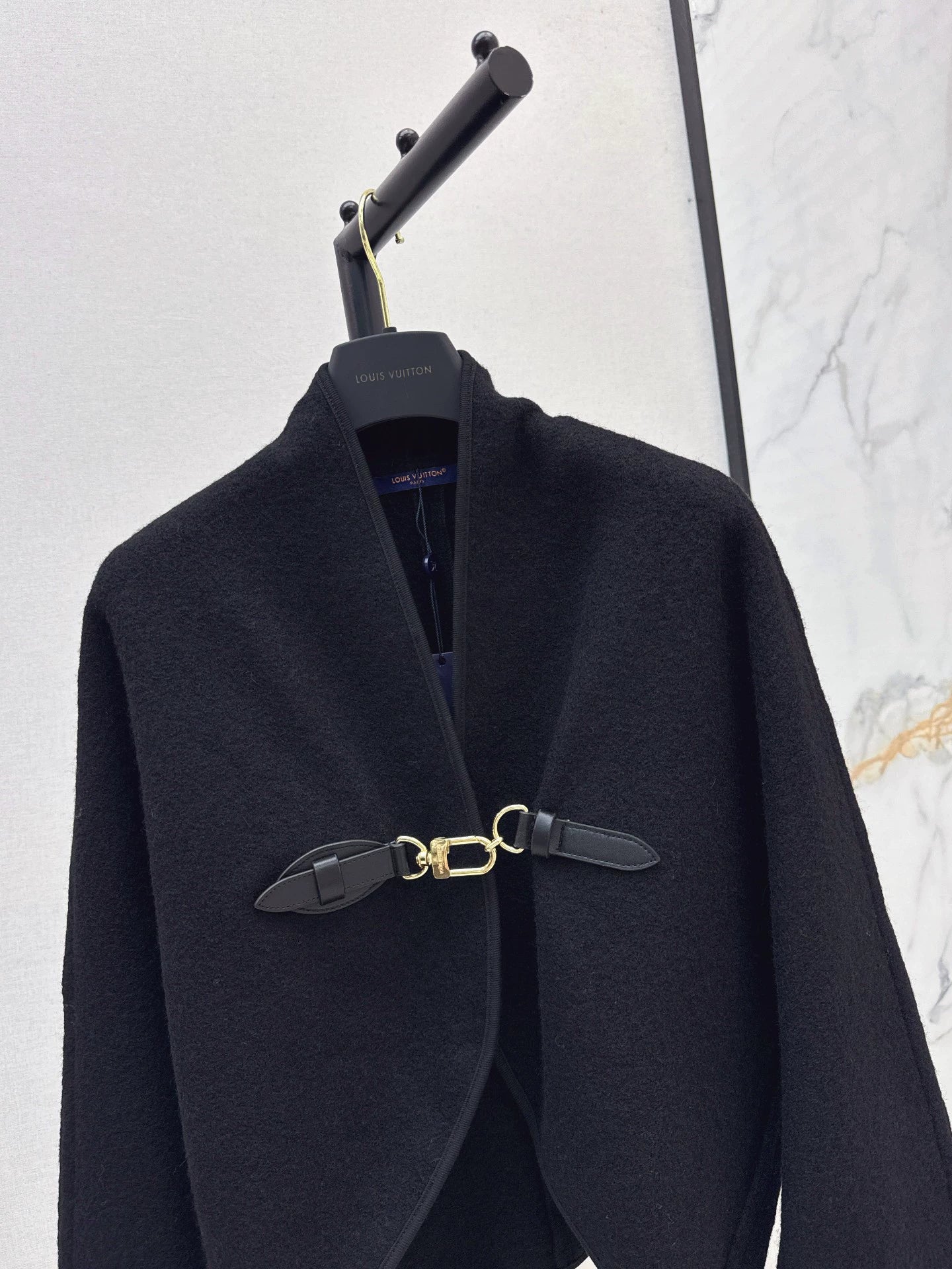L 25 Buckled double-sided cape coat
