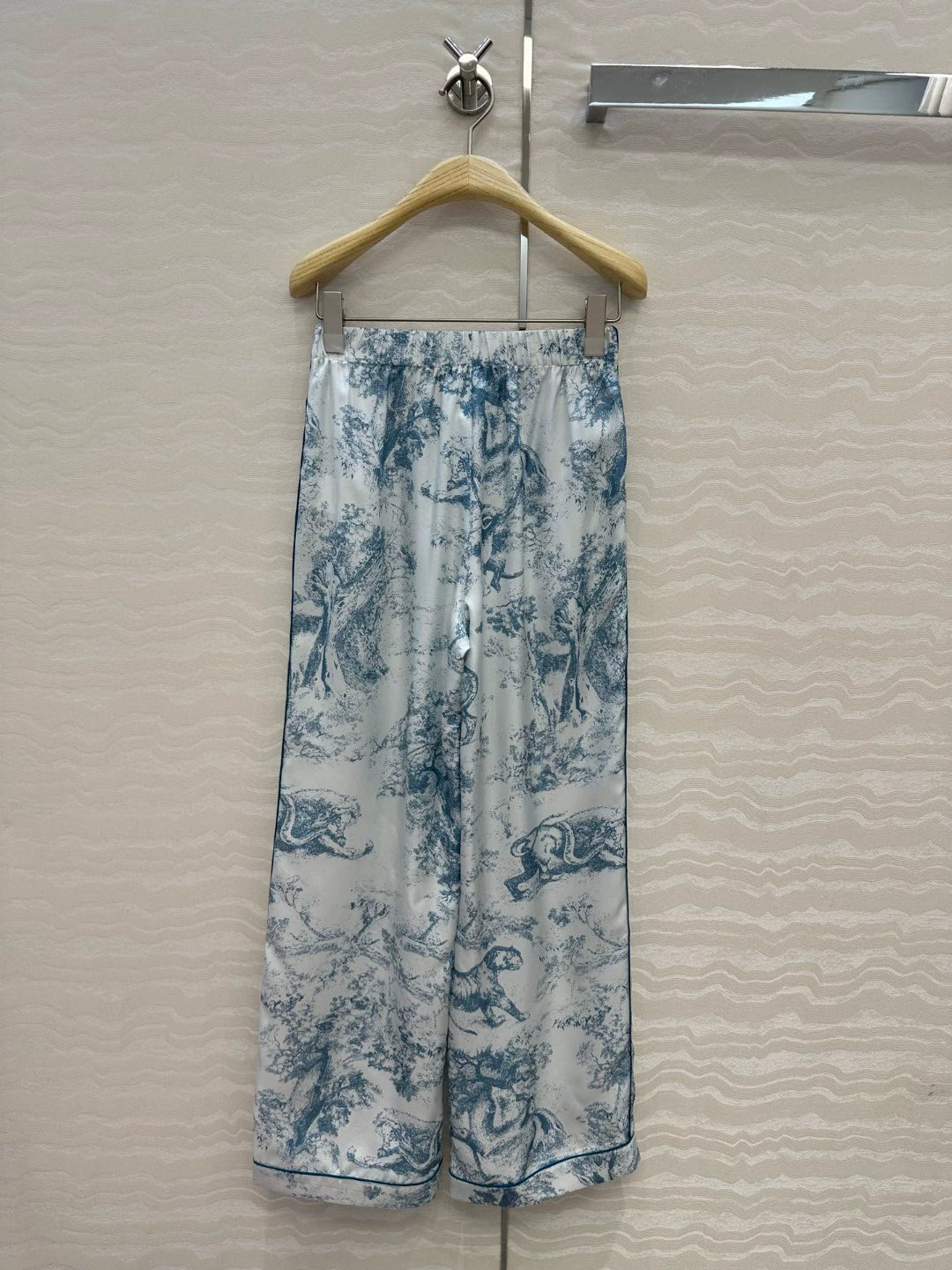 D 25 new animal jungle series pajama style silk trousers!