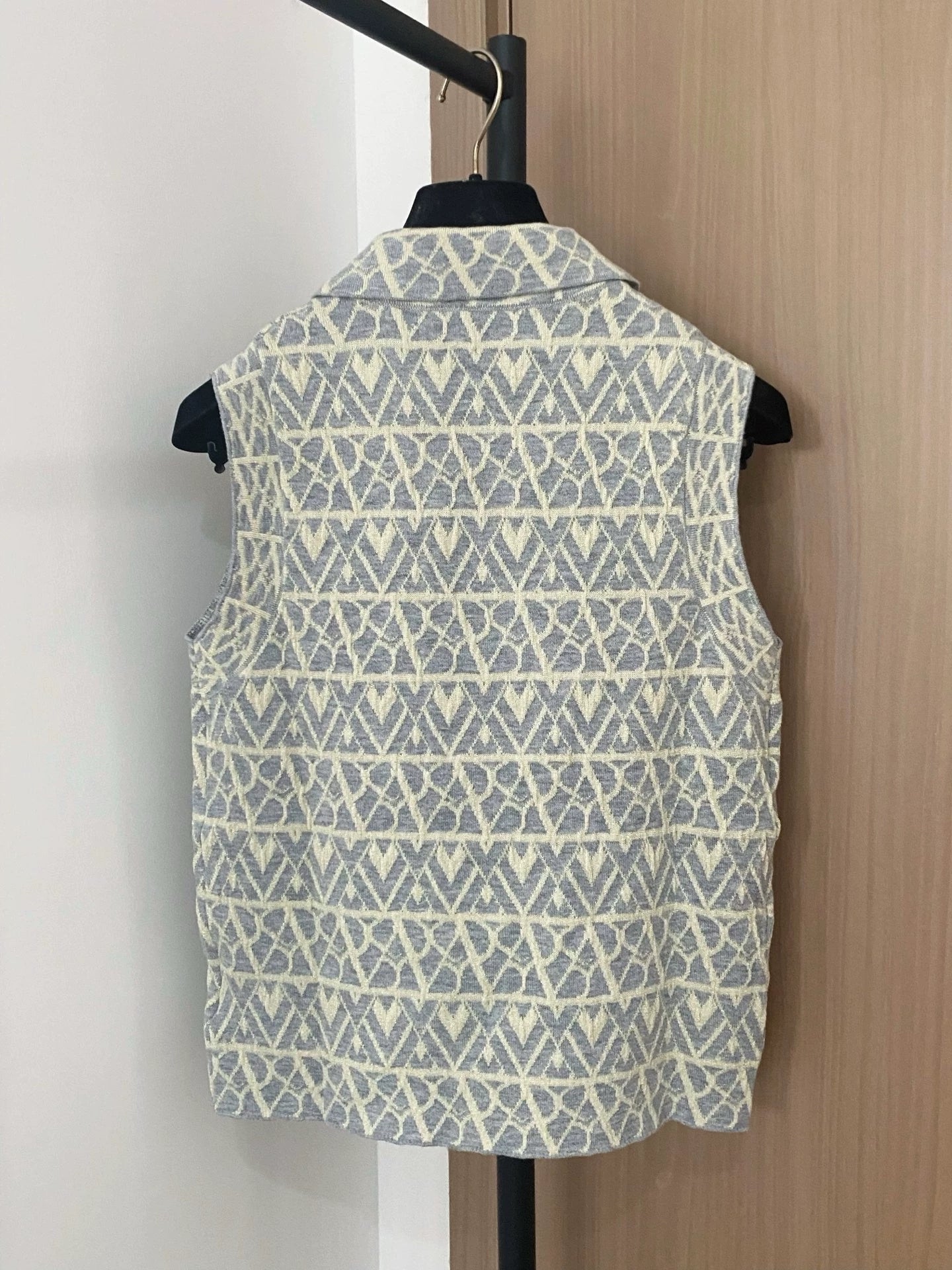 Val 25 sleeveless knitted vest