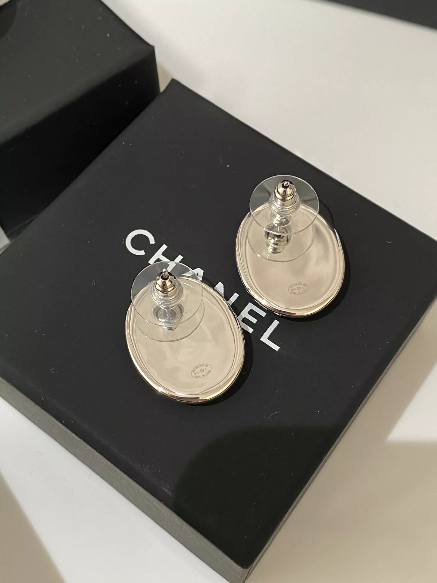 C 25 White Gold Oval Mirror Stud/Ear Clip