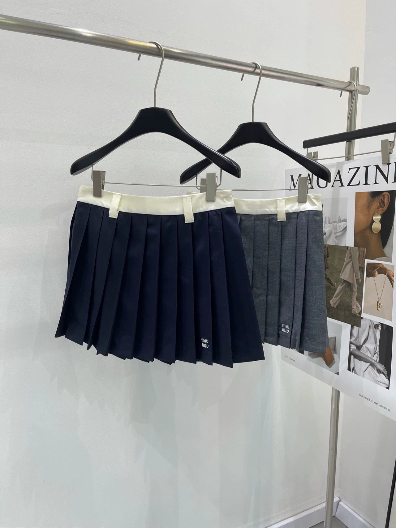 M 25 White-edge colorblock letter pleated skirt