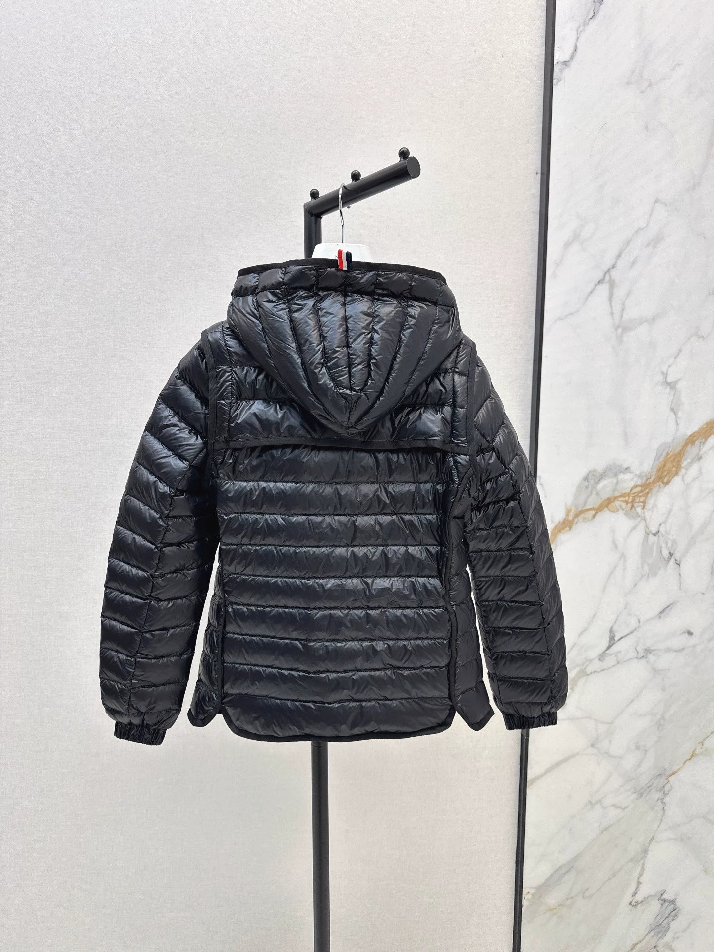 Mon 25fw New lightweight down jacket with detachable sleeves.