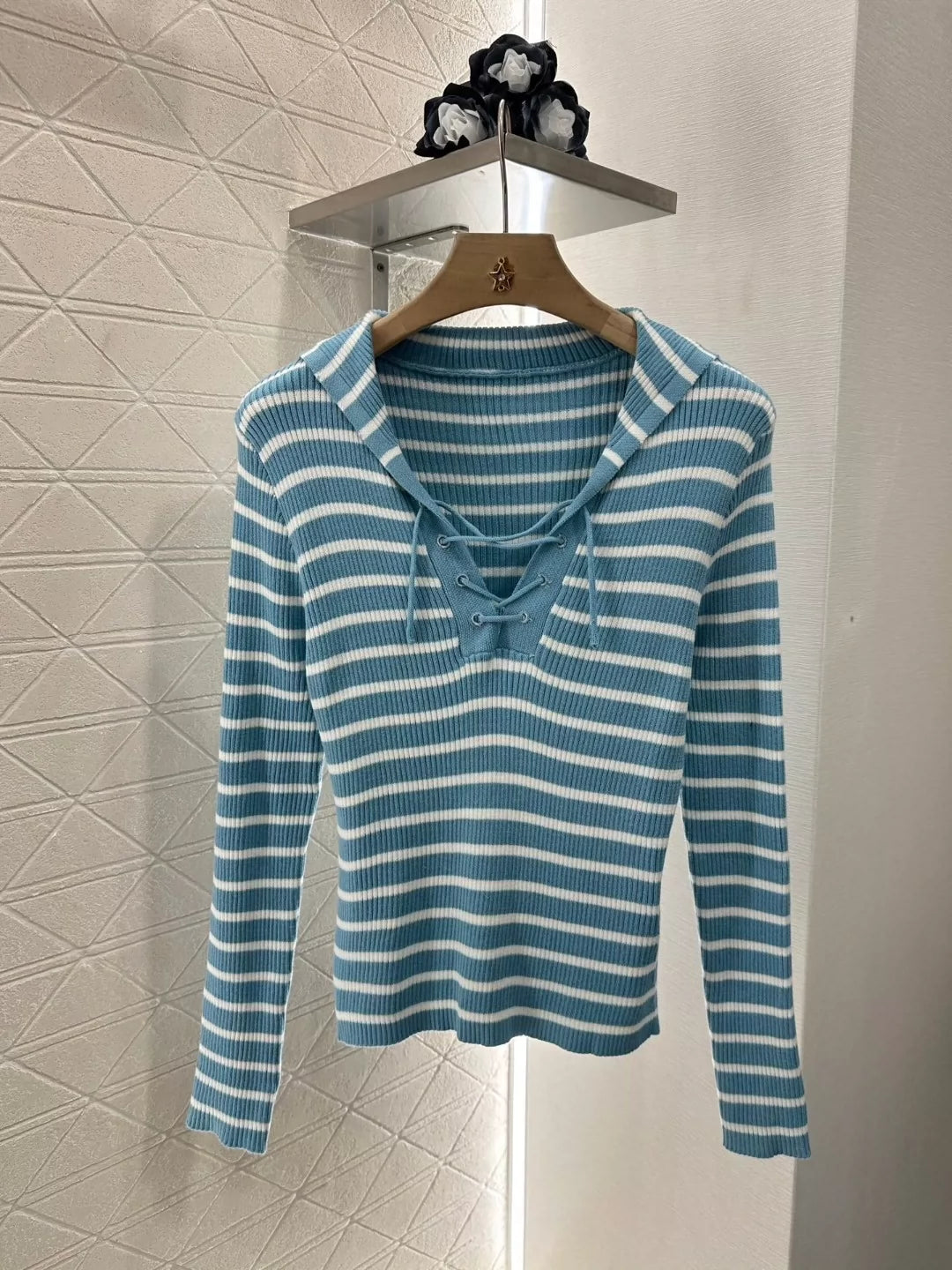 D Spring/Summer 25 Shawl-neck striped knit long-sleeve top.