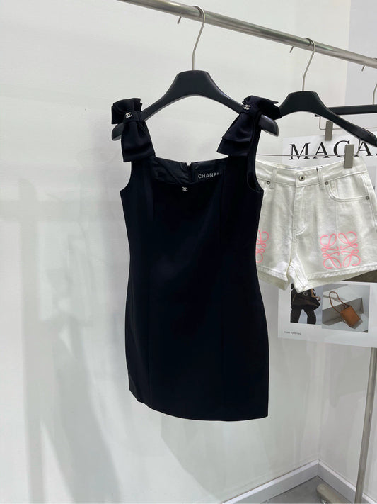 C 25 Shoulder bow black skirt
