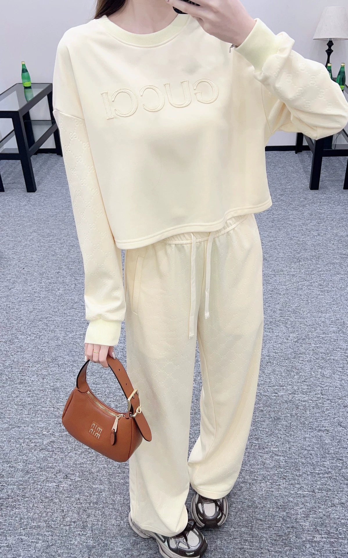 G 25 Round neck embroidered sweatshirt and trousers set