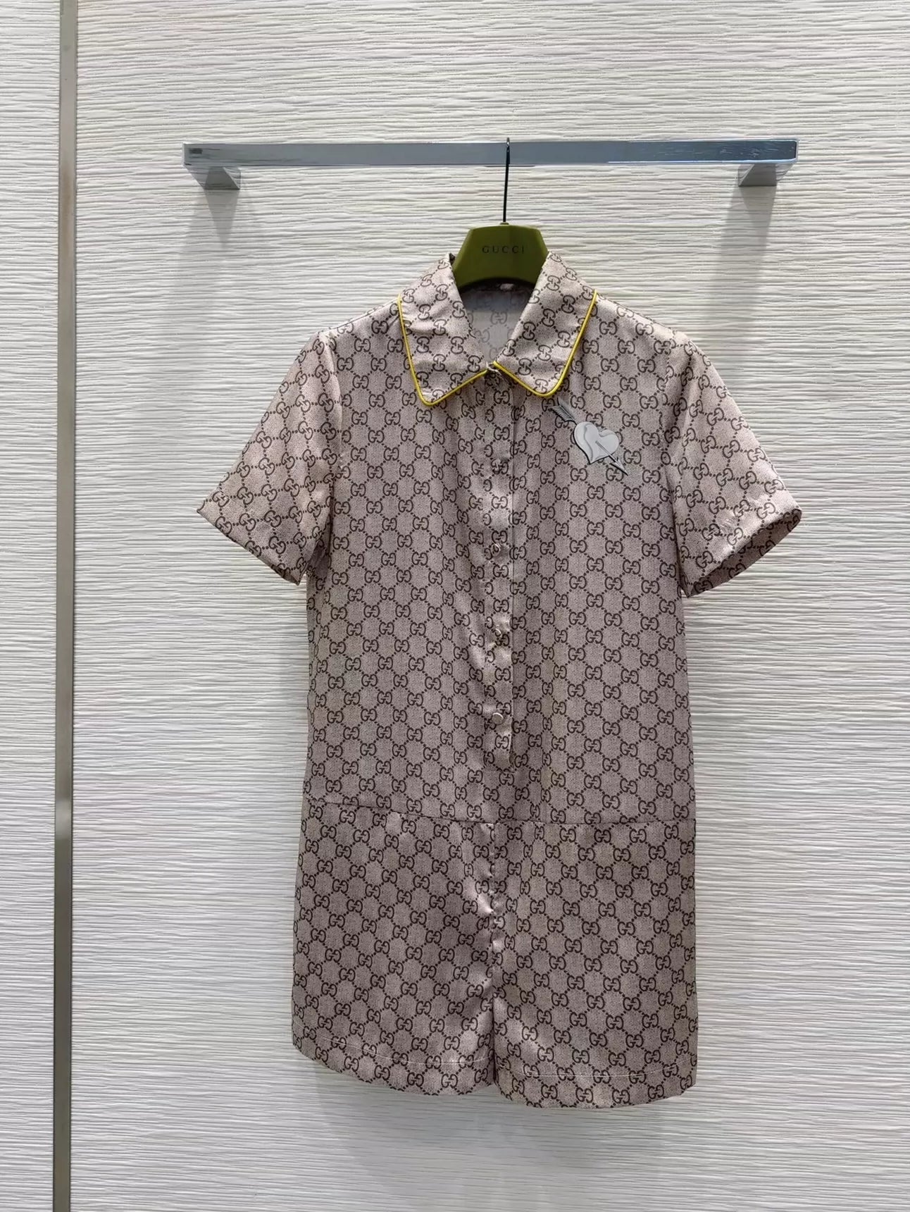 G 25 Neue einteilige Shorts mit Buchstabendruck und kurzen Ärmeln am Revers 
