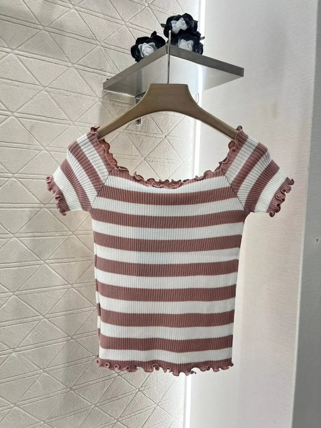 2025 Frühling und Sommer Neues gestreiftes Strickoberteil mit kurzen Ärmeln 