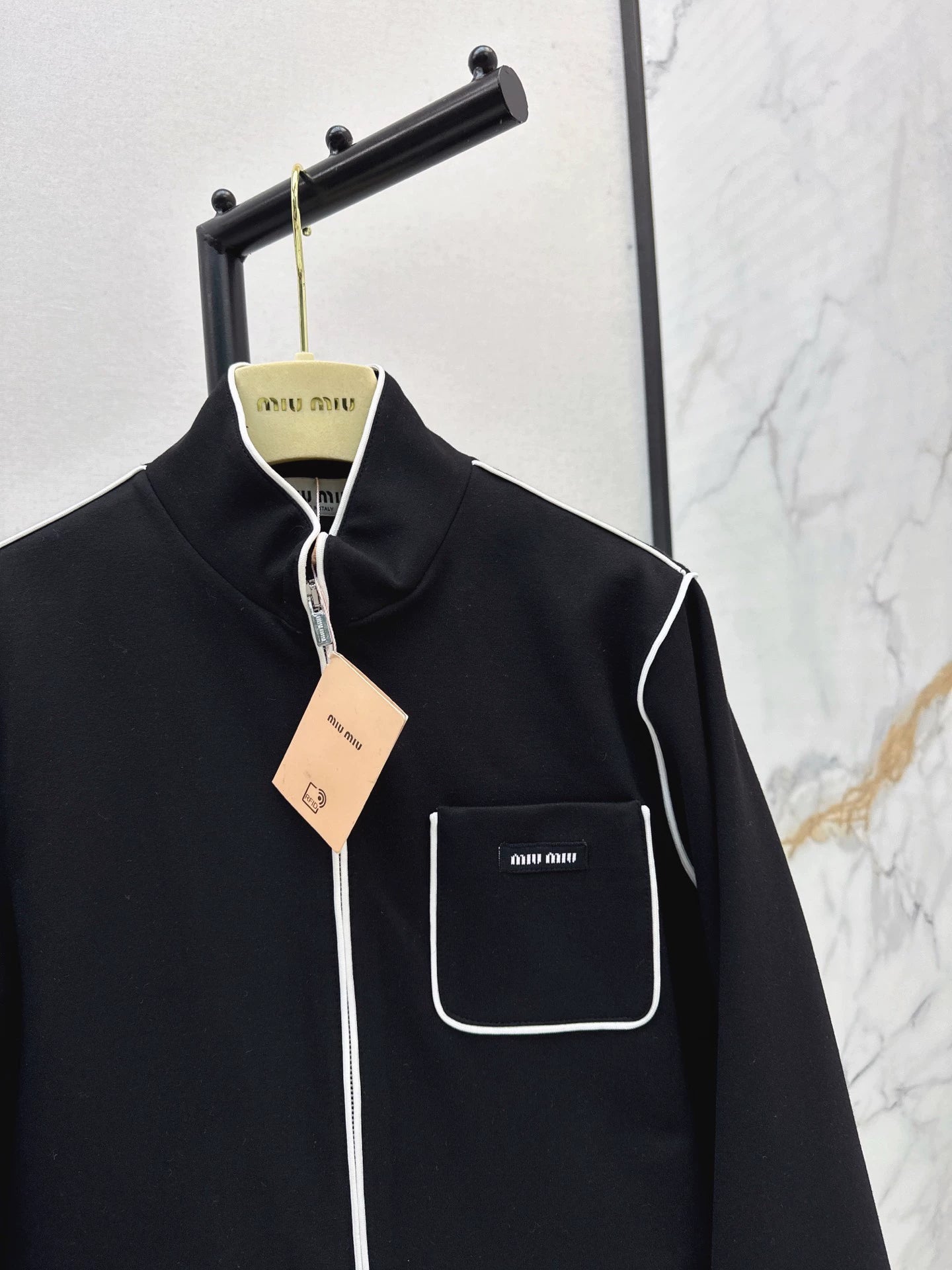 Mi 25 Air layer fabric jacket with trim design