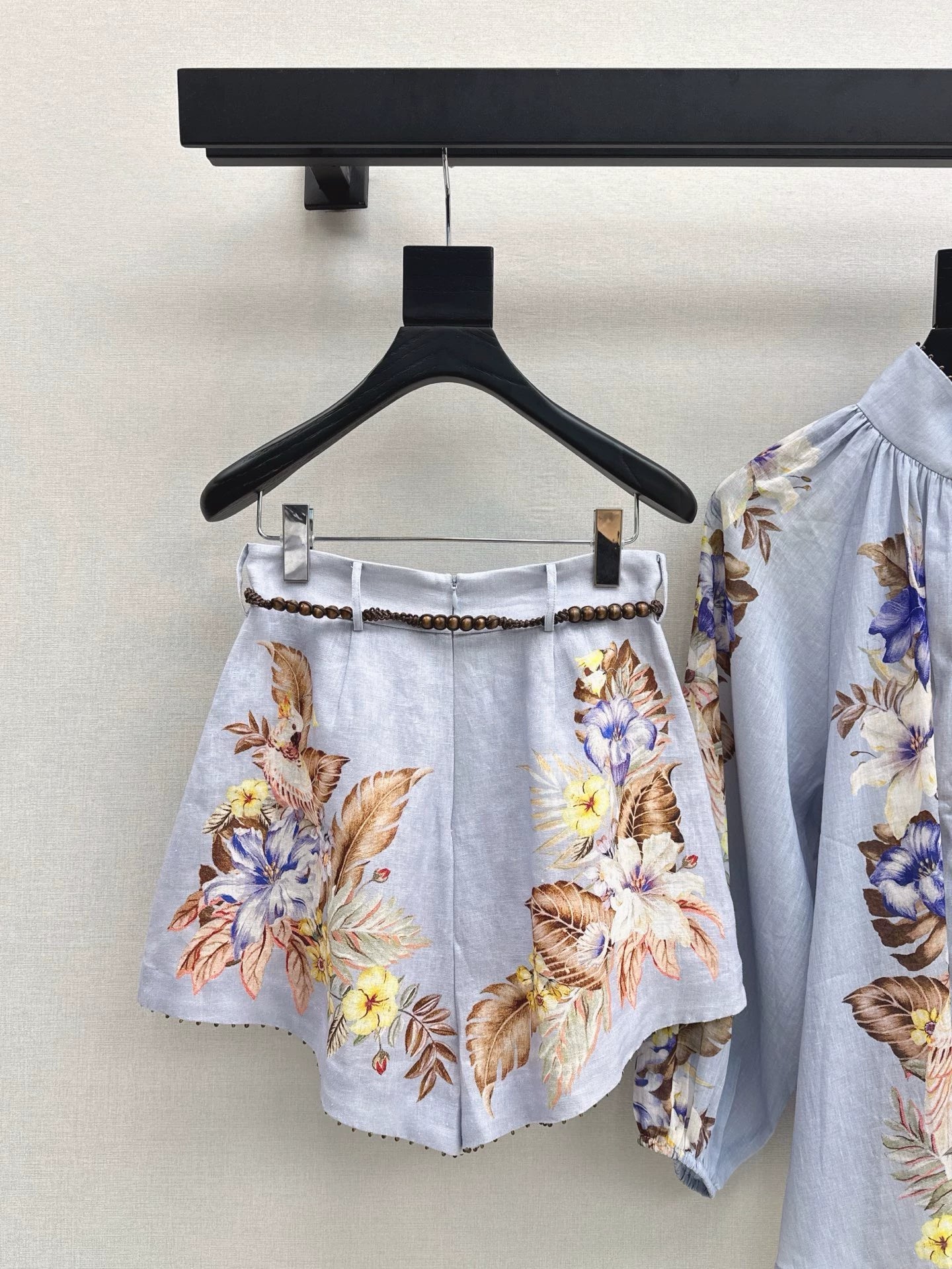 Z 25 – Neueste Resort-Kollektion – Set aus bedrucktem, verziertem Hemd und Shorts 