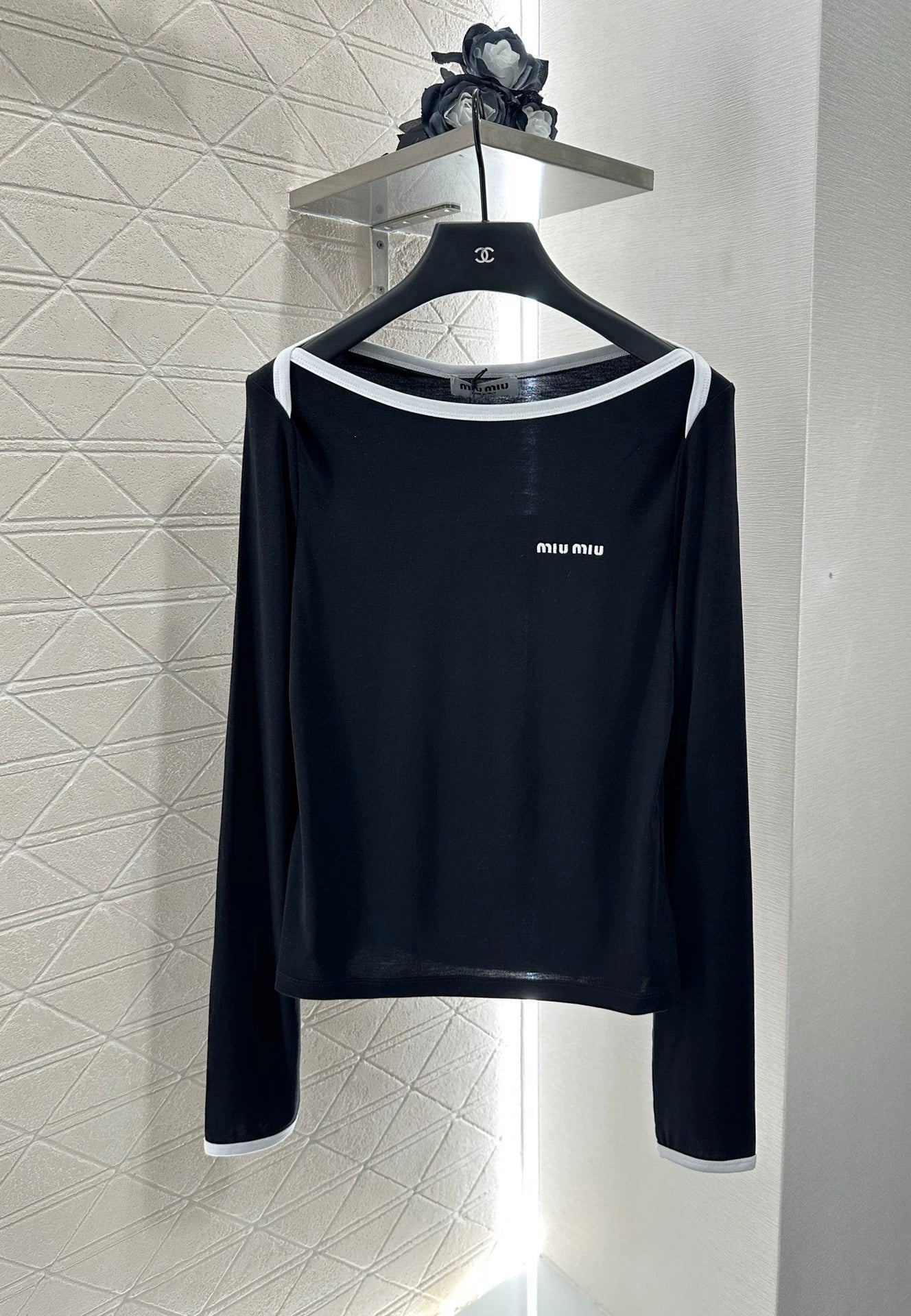 M 25 A versatile round-neck base layer.