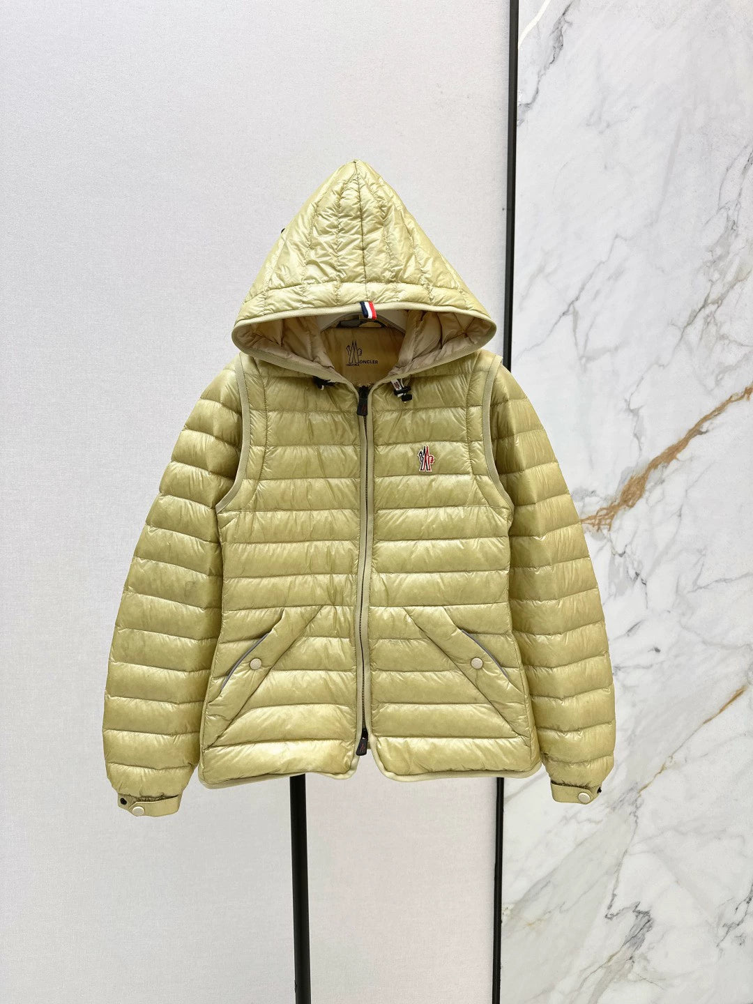 Mon 25fw New lightweight down jacket with detachable sleeves.