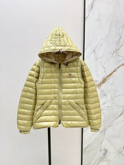 Mon 25fw New lightweight down jacket with detachable sleeves.