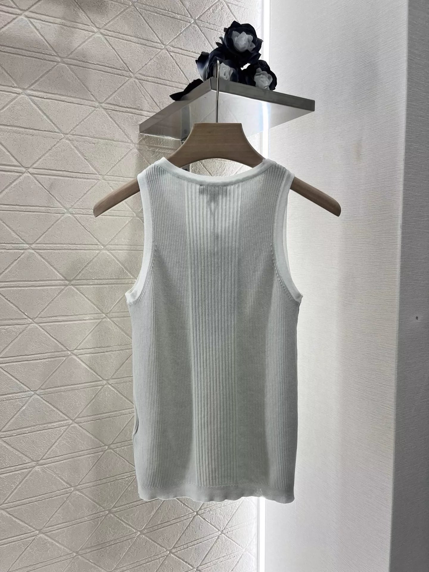 C 25 Vibrant Pink Slim Fit Knit Vest(Pink gray yellow)