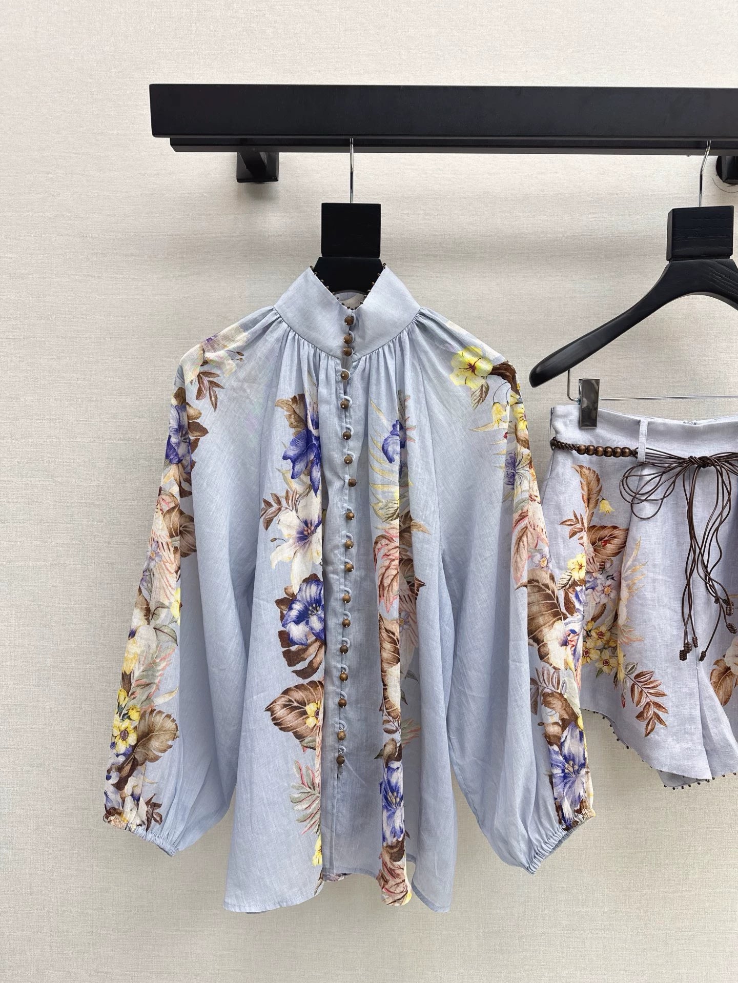 Z 25 – Neueste Resort-Kollektion – Set aus bedrucktem, verziertem Hemd und Shorts 