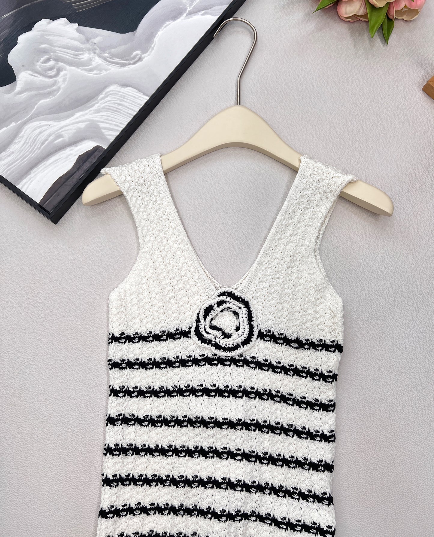 C 25 New Camellia Stripe Knitted Vest