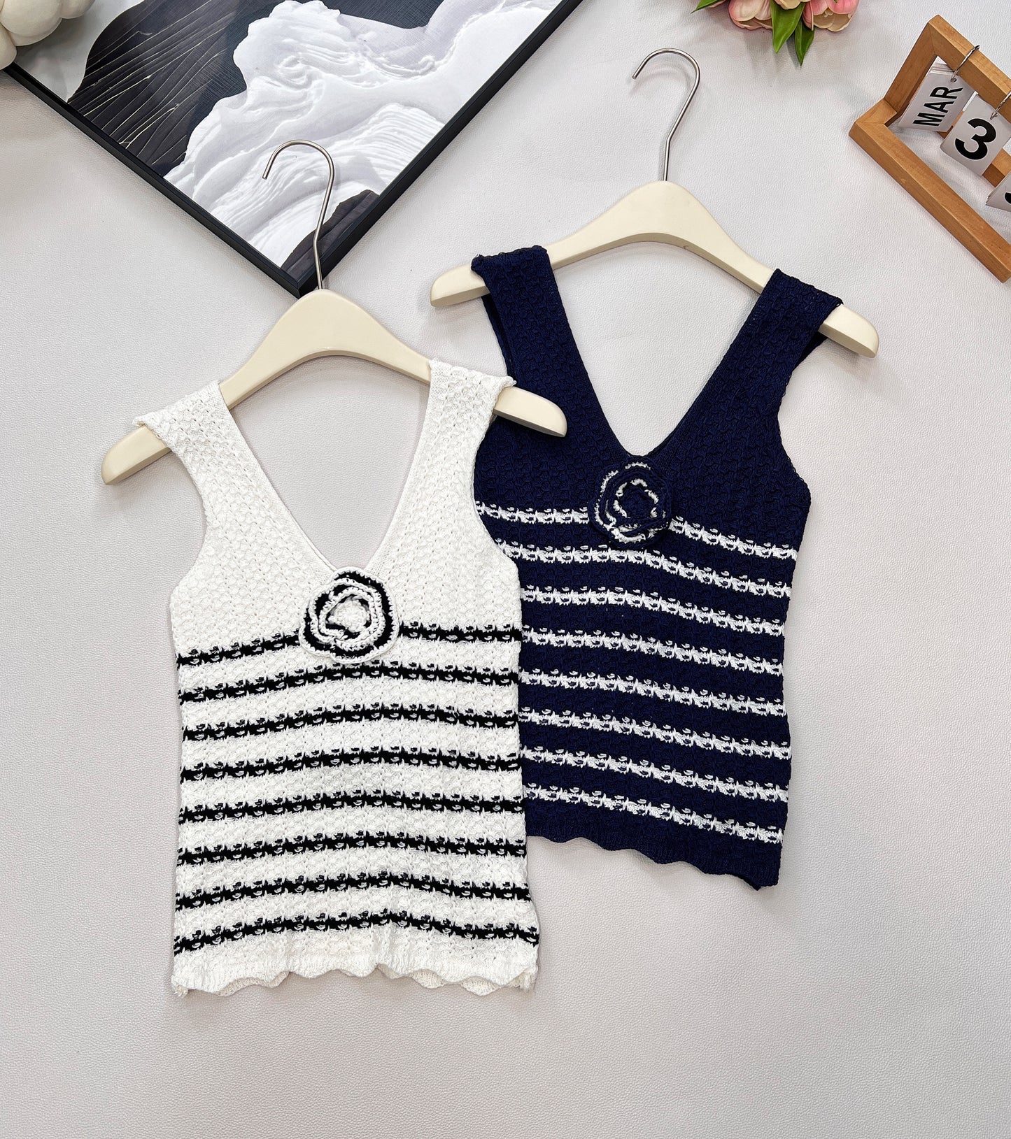 C 25 New Camellia Stripe Knitted Vest