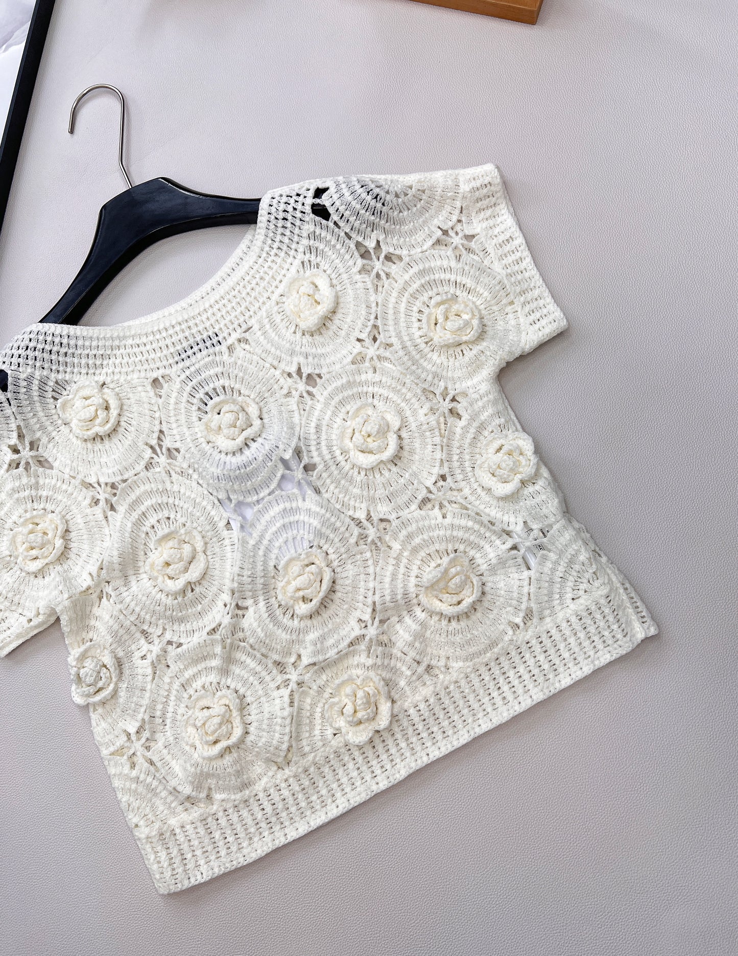 C 25 New Camellia Lace-Up Knitted Short-Sleeved Top.