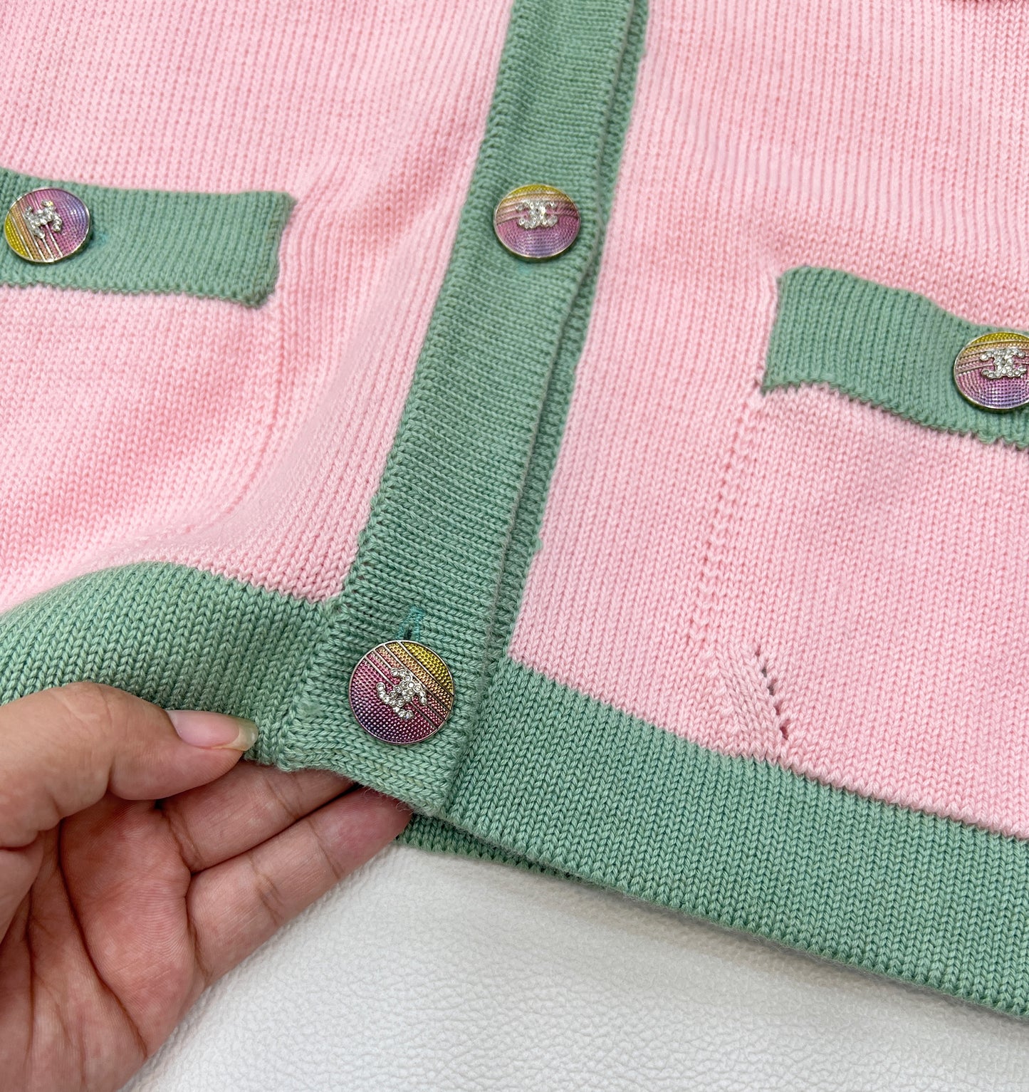 Cardigan classique en tricot à quatre poches de couleur contrastée C 24, 