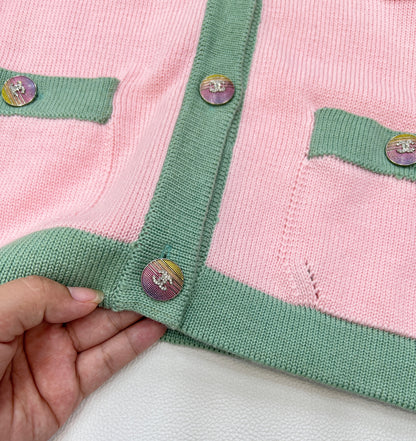 Cardigan classique en tricot à quatre poches de couleur contrastée C 24, 