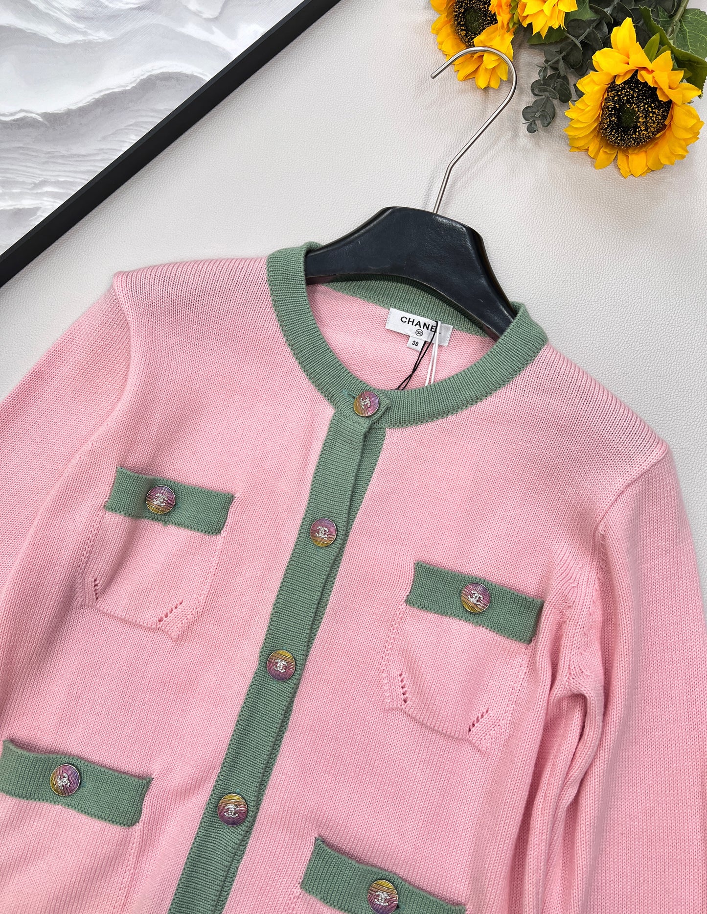 Cardigan classique en tricot à quatre poches de couleur contrastée C 24, 