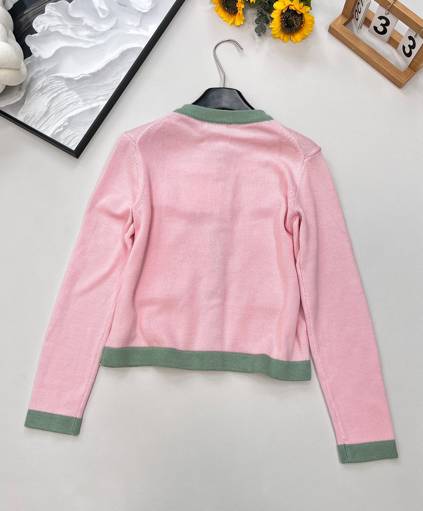 Cardigan classique en tricot à quatre poches de couleur contrastée C 24, 