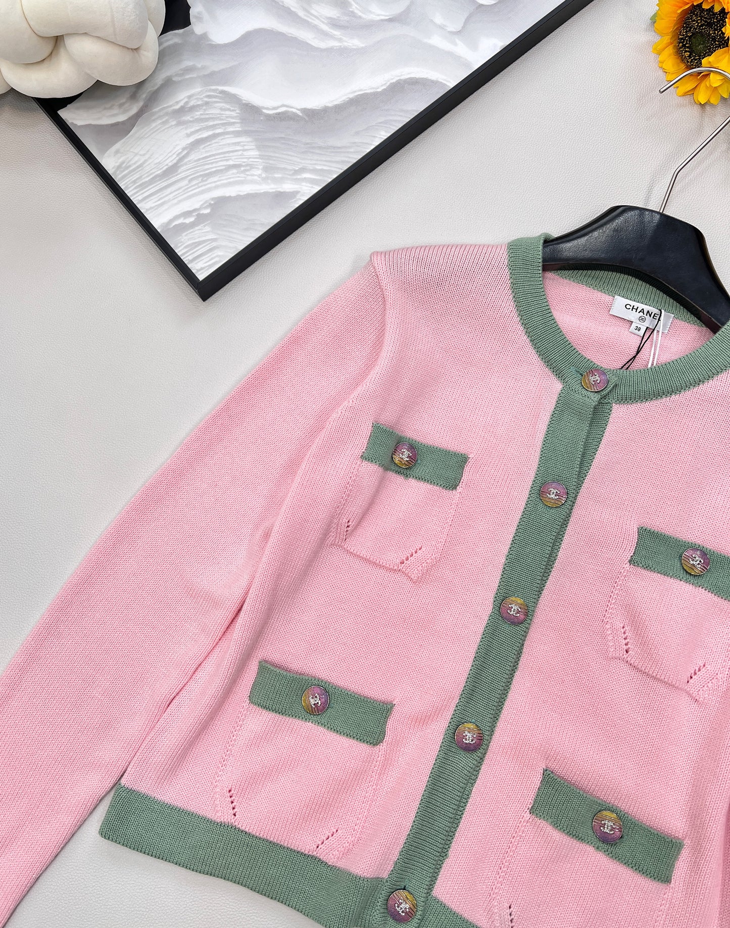 Cardigan classique en tricot à quatre poches de couleur contrastée C 24, 