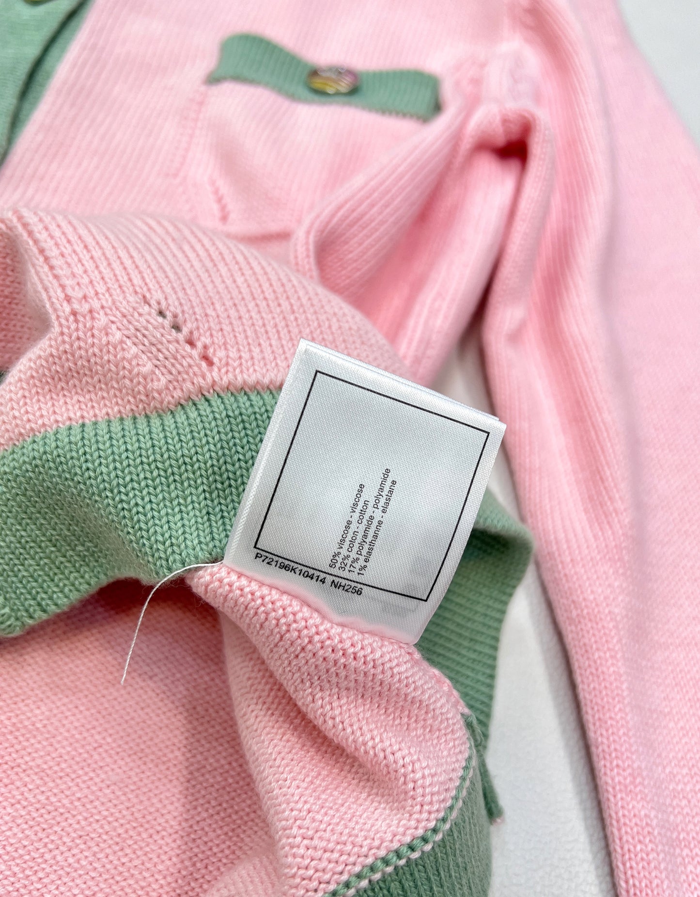 Cardigan classique en tricot à quatre poches de couleur contrastée C 24, 