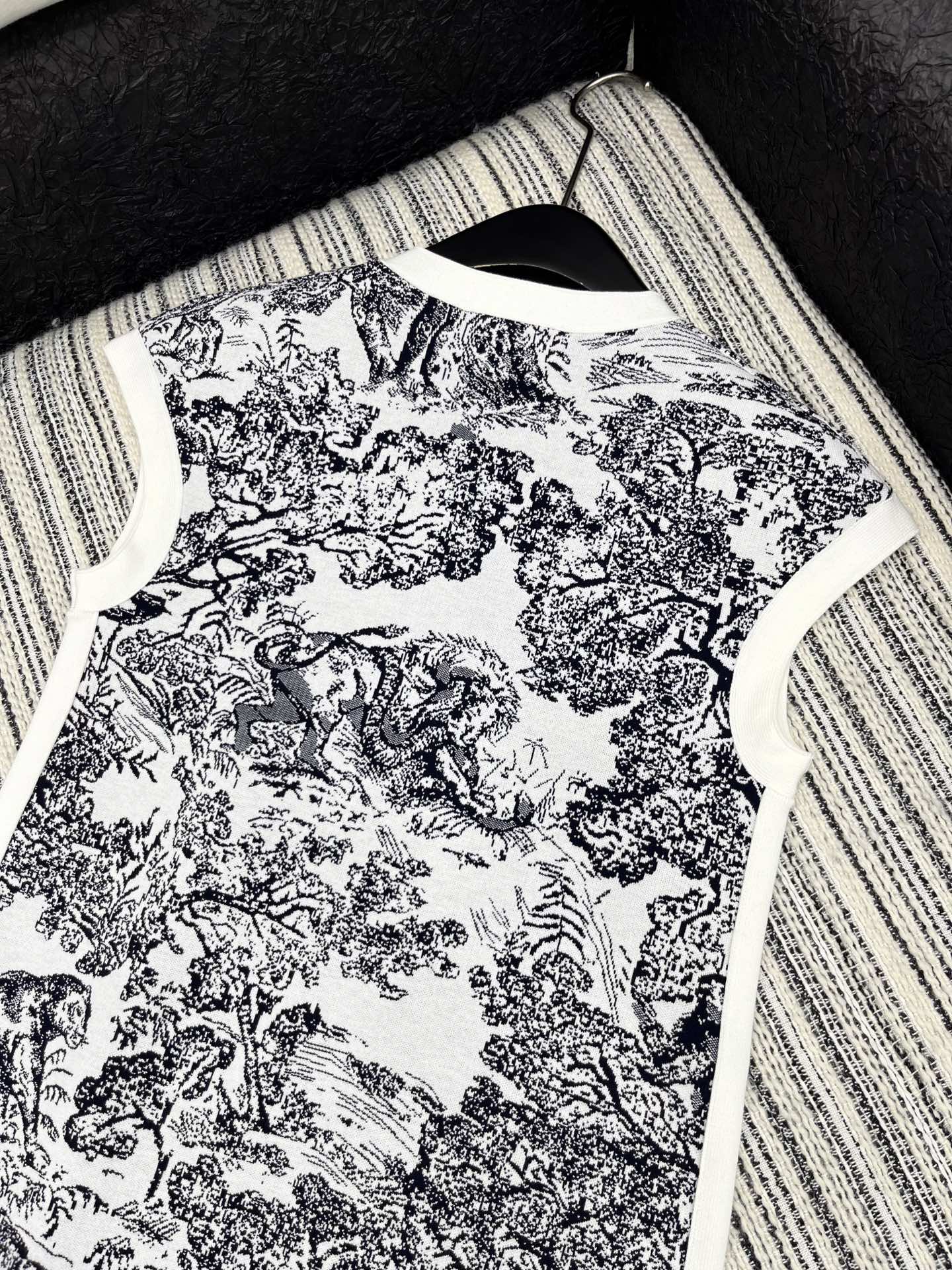 D 25 new product Knitted jacquard vest dress