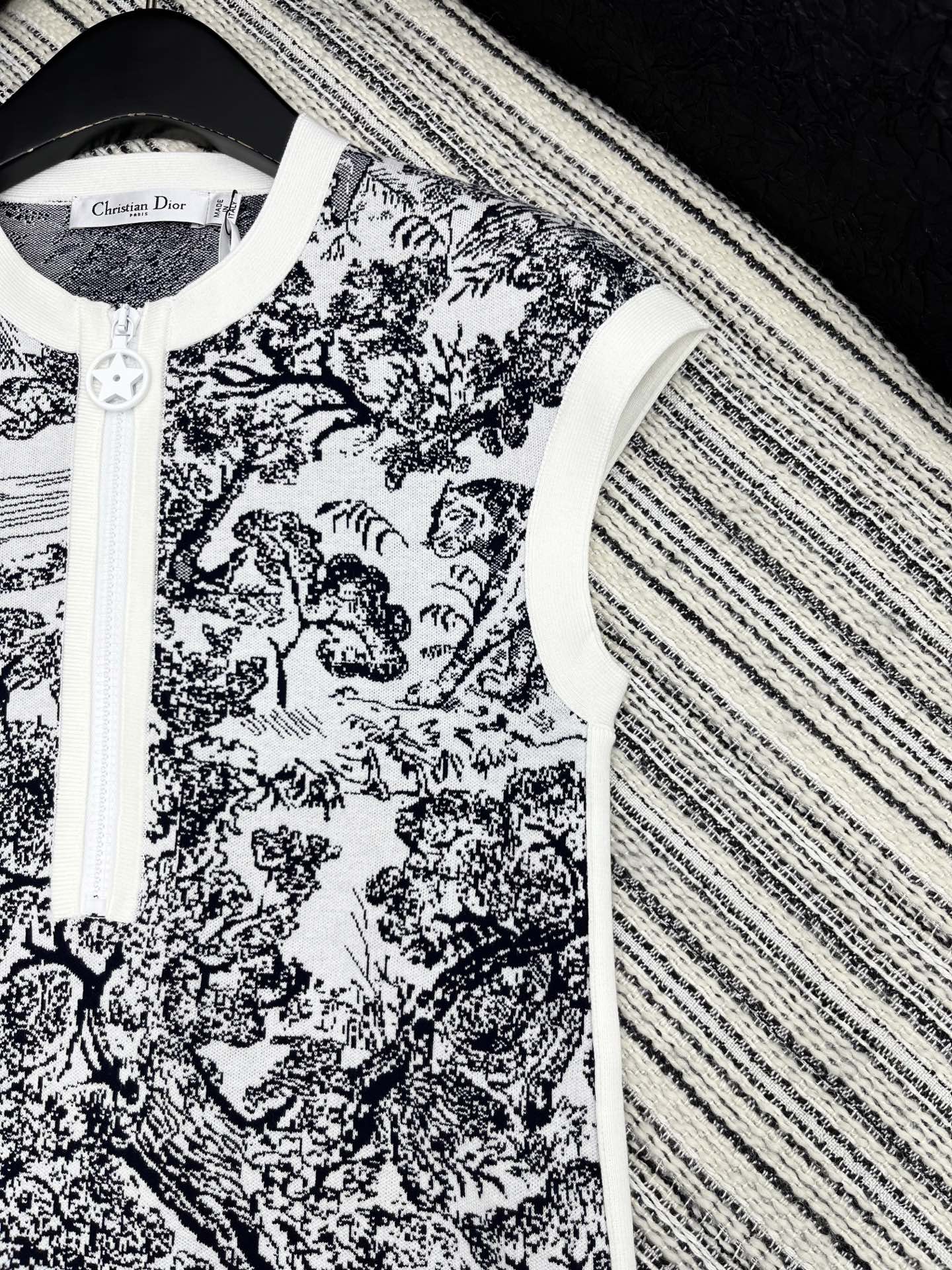D 25 new product Knitted jacquard vest dress
