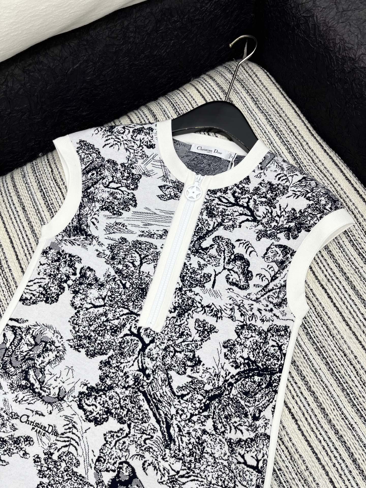 D 25 new product Knitted jacquard vest dress
