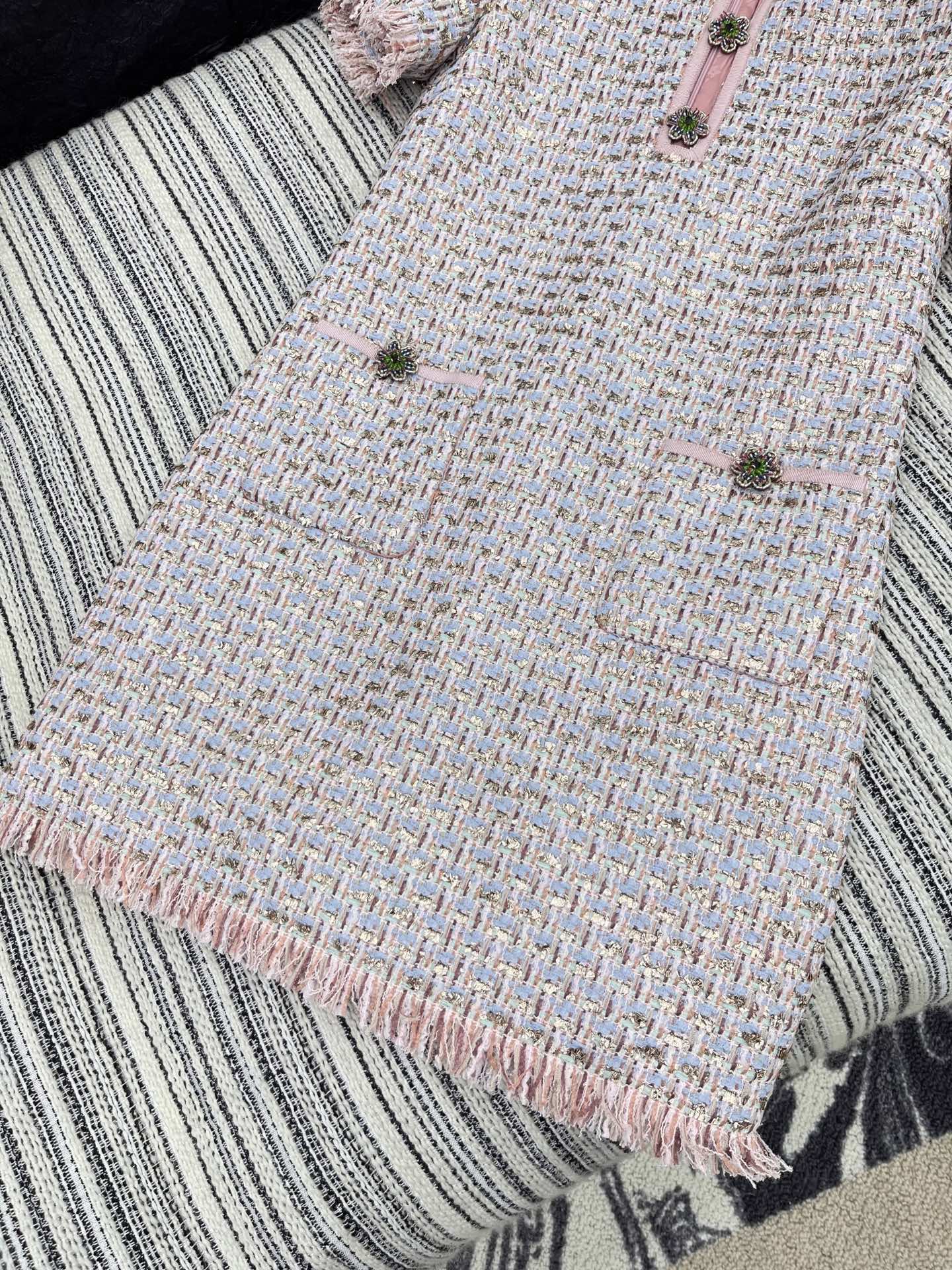 V 25 new woven tweed diamond button round neck dress