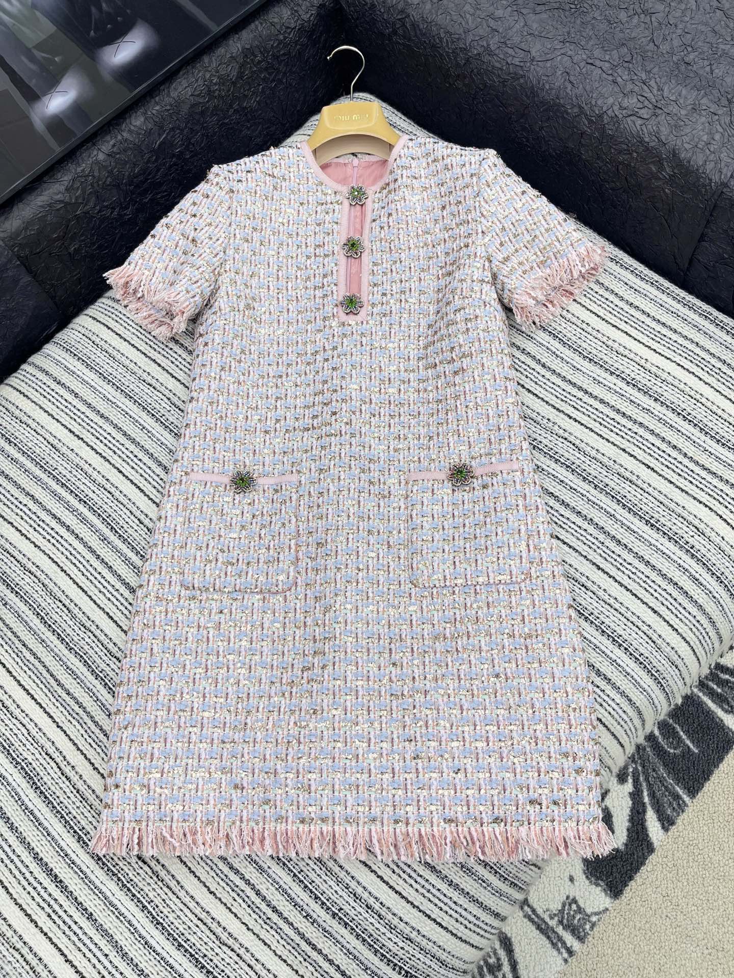 V 25 new woven tweed diamond button round neck dress