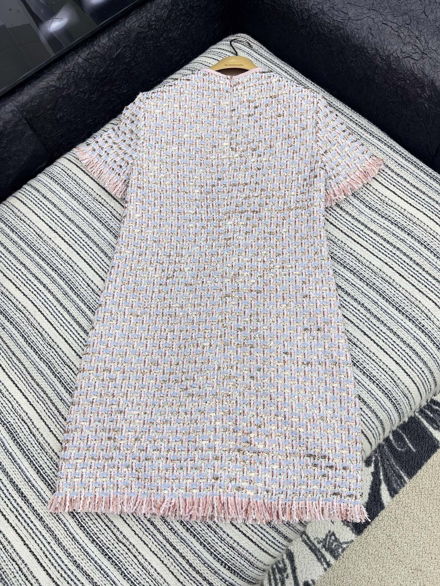 V 25 new woven tweed diamond button round neck dress