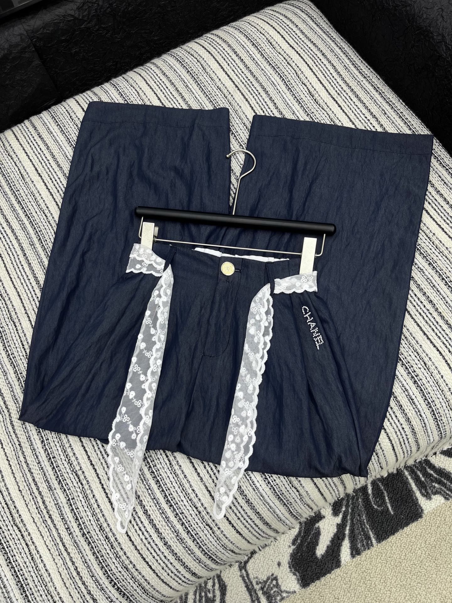C 25 new styles, lace belt-embellished Tencel jeans