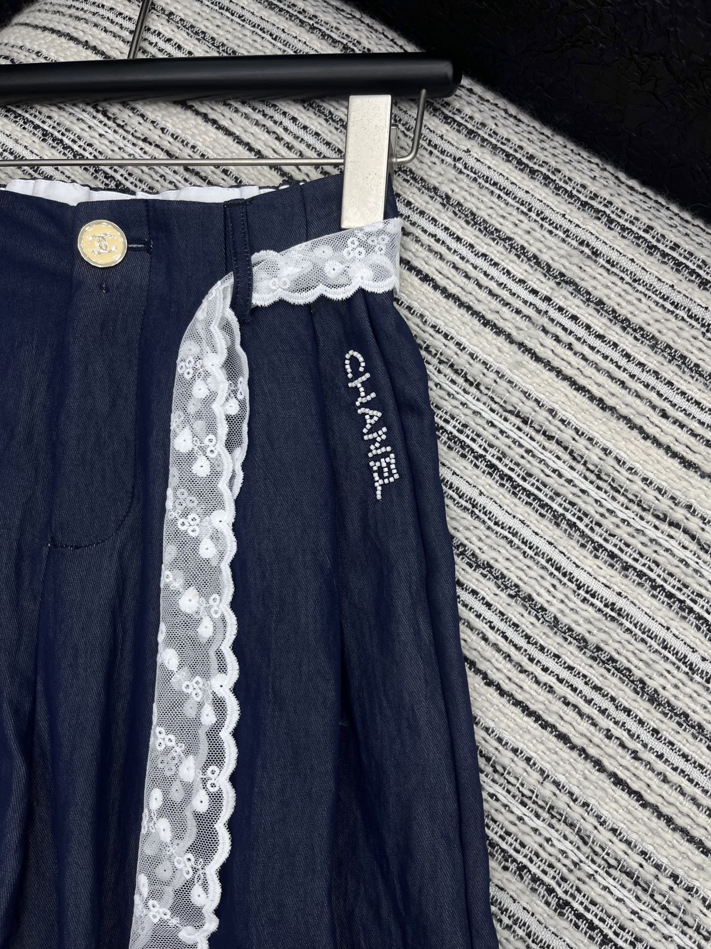 C 25 new styles, lace belt-embellished Tencel jeans