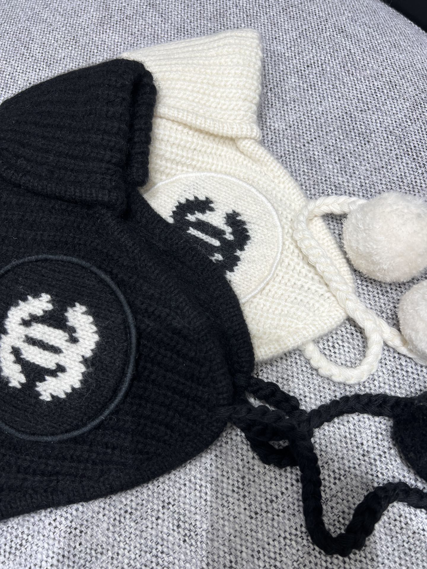 C 25B New High-End Handcrafted Collection Cashmere Pom Pom Lei Feng Hat
