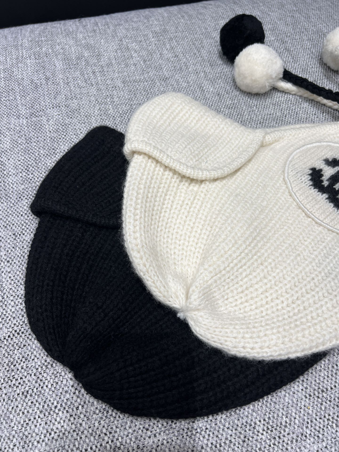 C 25B New High-End Handcrafted Collection Cashmere Pom Pom Lei Feng Hat