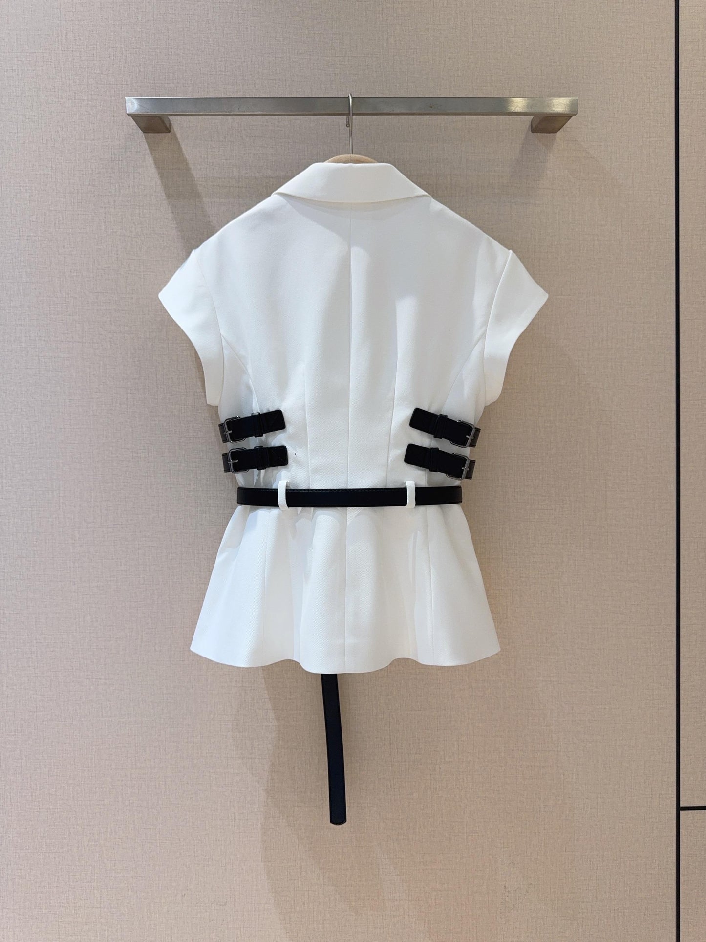 D 25 White short-sleeved suit